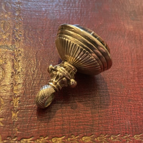 Antiquités - Sceau gousset en or avec une intaille en jaspe de Zeus - Angleterre milieu du XIXe siècle.