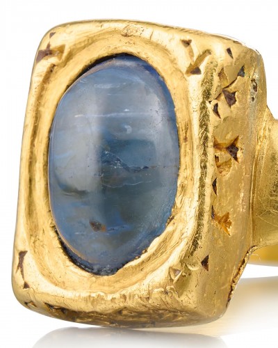 Bague médiévale amulétique en or et saphir - Angleterre ou France 14e siècle - Bijouterie, Joaillerie Style 