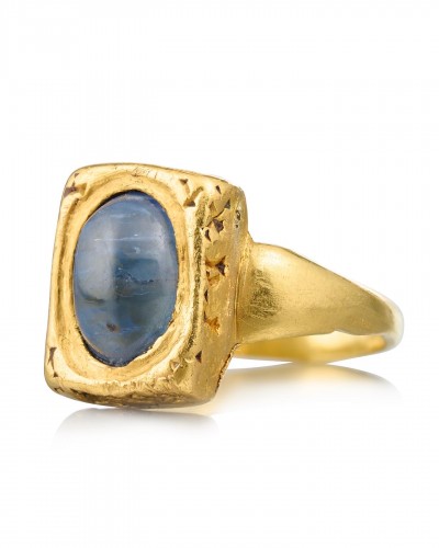 11th to 15th century - Medieval amuletic gold &amp; sapphire ring - England or France14th century.
