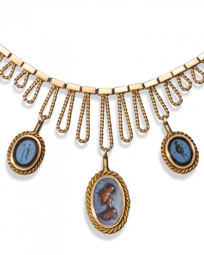 Antique Jewellery  - Gold fringe necklace with Ancient Nicolo intaglios. Roman,1st - 2nd century