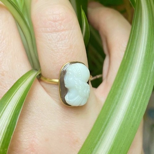 Sardonyx cameo of a noble-woman in a gold ring, Italy 15th century - Antique Jewellery Style 