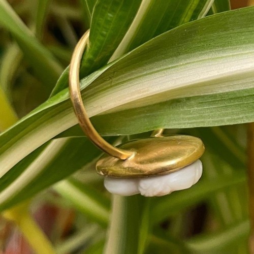 Camée Sardonyx d'une femme noble dans un anneau d'or, Italie XVe siècle - Matthew Holder