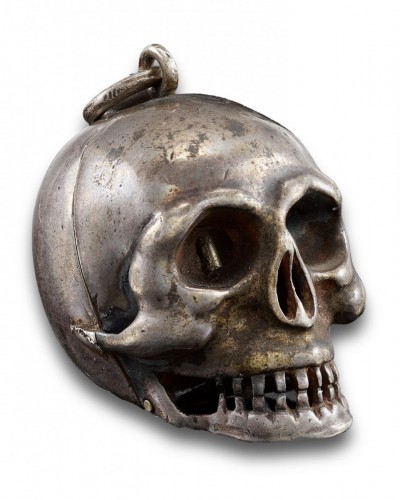 Bijouterie, Joaillerie Pendentif, Collier - Pomander en argent sous la forme d'un crâne, Allemagne XVIIe siècle