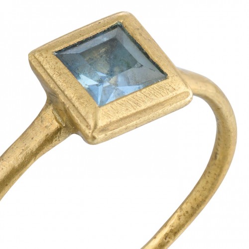 Gold ring set with a table cut sapphire, England  early 17th century - 