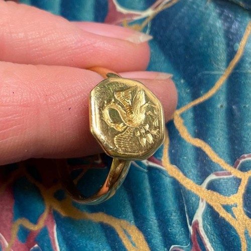 Antique Jewellery  - Gold signet ring with the pelican in its piety., England late 16th century