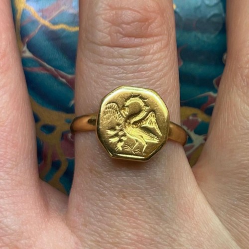Gold signet ring with the pelican in its piety., England late 16th century - 