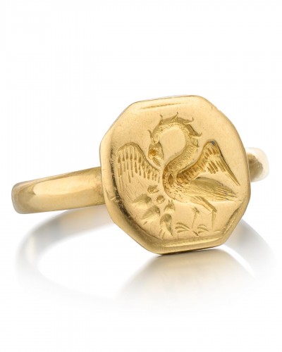  - Gold signet ring with the pelican in its piety., England late 16th century