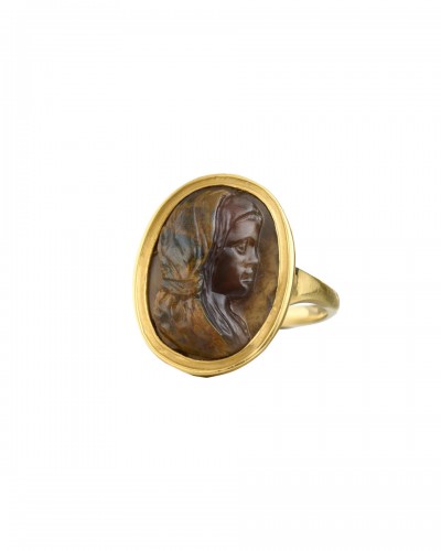 Gold ring with an agate cameo of a woman, Italy 16th / 17th century.