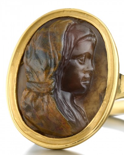 Gold ring with an agate cameo of a woman, Italy 16th / 17th century. - Antique Jewellery Style 