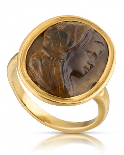 Antique Jewellery  - Gold ring with an agate cameo of a woman, Italy 16th / 17th century.