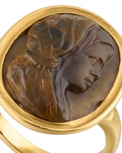 Gold ring with an agate cameo of a woman, Italy 16th / 17th century. - 