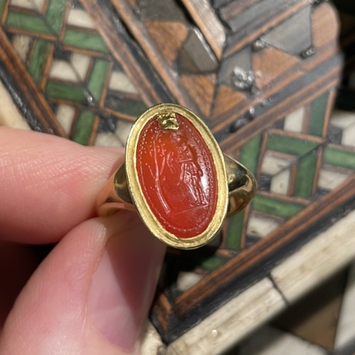 Ancient Greek carnelian amygdaloid intaglio ring, Archaic period, 5th centu - 