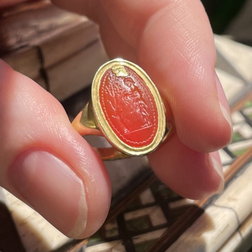 Antiquités - Ancient Greek carnelian amygdaloid intaglio ring, Archaic period, 5th centu