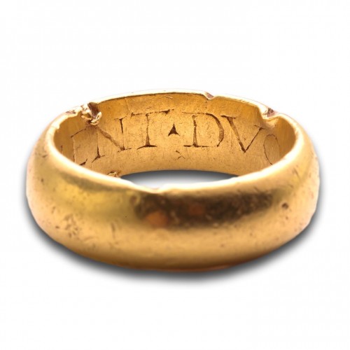 Bague en or avec inscription Tudor en latin, Angleterre XVIe siècle - Matthew Holder