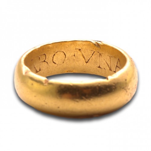  - latin inscribed Tudor gold posy ring, England 16th century