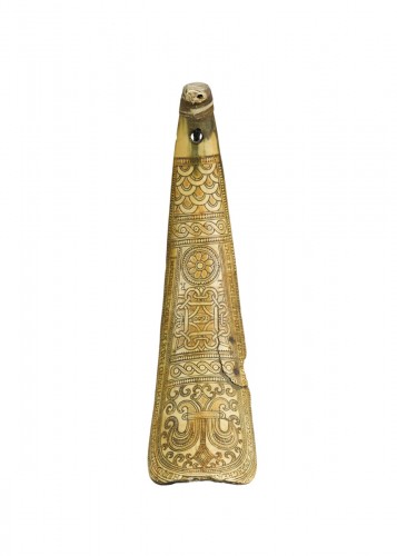 Elizabethan engraved shoehorn by Robart Mindum, dated 1600.