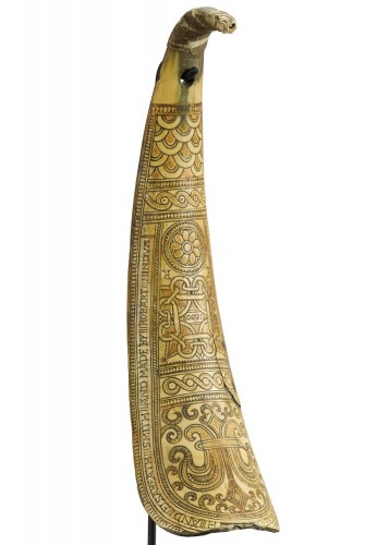 Curiosities  - Elizabethan engraved shoehorn by Robart Mindum, dated 1600.