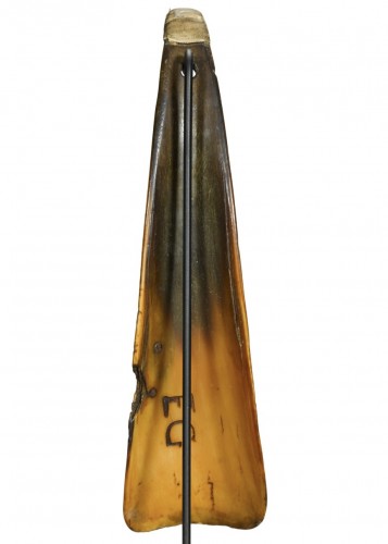 17th century - Elizabethan engraved shoehorn by Robart Mindum, dated 1600.