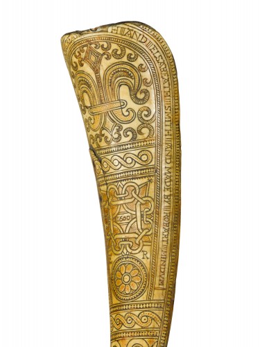 Antiquités - Elizabethan engraved shoehorn by Robart Mindum, dated 1600.