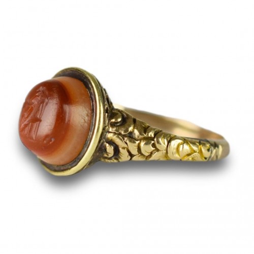 Georgian gold ring set with an ancient intaglio. English, 19th century - 