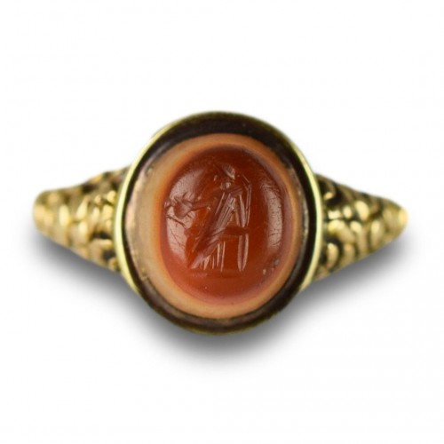 Antiquités - Georgian gold ring set with an ancient intaglio. English, 19th century