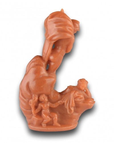Corail sculpté d'Ariane et Thésée avec Cupidon - Objets de Vitrine Style 