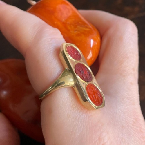 Antique Jewellery  - Gold ring with Ancient intaglios. The intaglios date to the 1st/2nd century