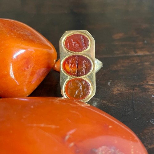 Gold ring with Ancient intaglios. The intaglios date to the 1st/2nd century - 