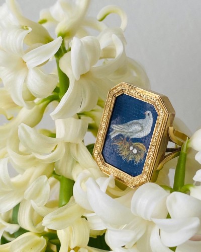 Gold ring with a micromosiac of a nesting dove, Italy early 19th century - Antique Jewellery Style 