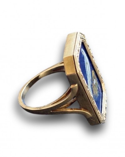 19th century - Gold ring with a micromosiac of a nesting dove, Italy early 19th century