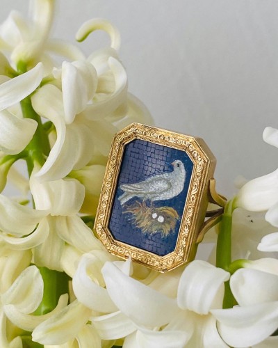 Bague en or avec une micro-mosaïque d'une colombe nicheuse, Italie début du XIXe siècle - 