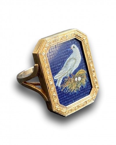  - Bague en or avec une micro-mosaïque d'une colombe nicheuse, Italie début du XIXe siècle