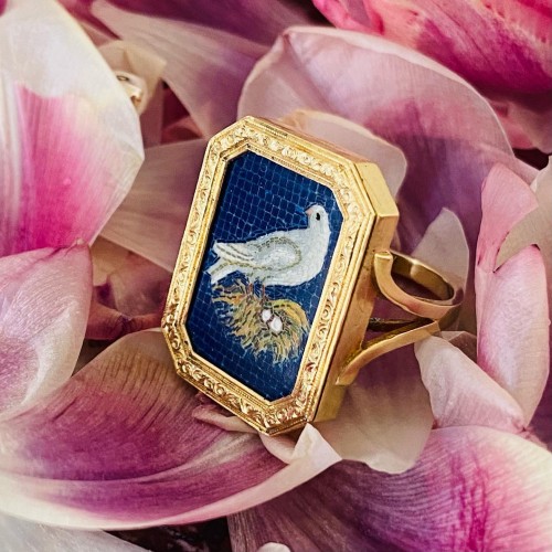 Antiquités - Gold ring with a micromosiac of a nesting dove, Italy early 19th century