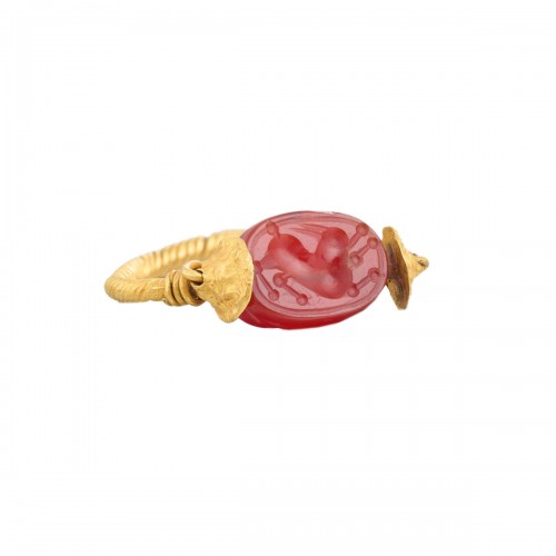 Ancient gold and carnelian scarab ring. Etruscan, 4th Century B.C. 