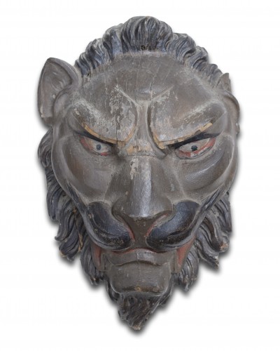 Objet de décoration  - Relief en chêne audacieux d'une tête de lion, France XVIIIe siècle