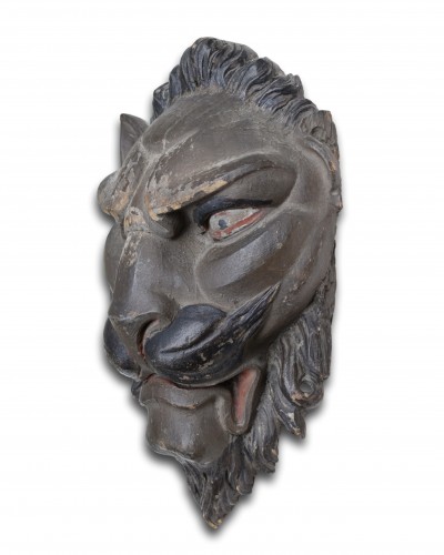 Relief en chêne audacieux d'une tête de lion, France XVIIIe siècle - 