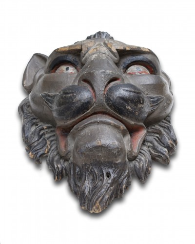  - Relief en chêne audacieux d'une tête de lion, France XVIIIe siècle