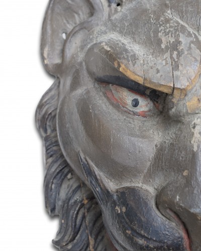 Antiquités -  Bold oak relief of a lions head, France18th century