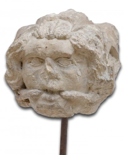 Antiquités - Tête en pierre calcaire d'un homme vert - France XIIIe siècle