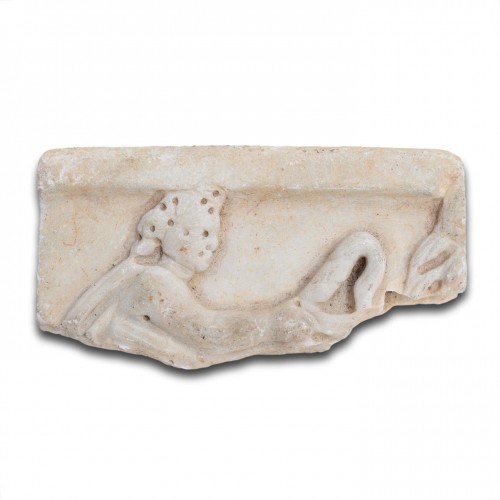 Fragment de sarcophage Romain en marbre avec la tête d'Eros,   2e - 3e siècle aprè - Archéologie Style 