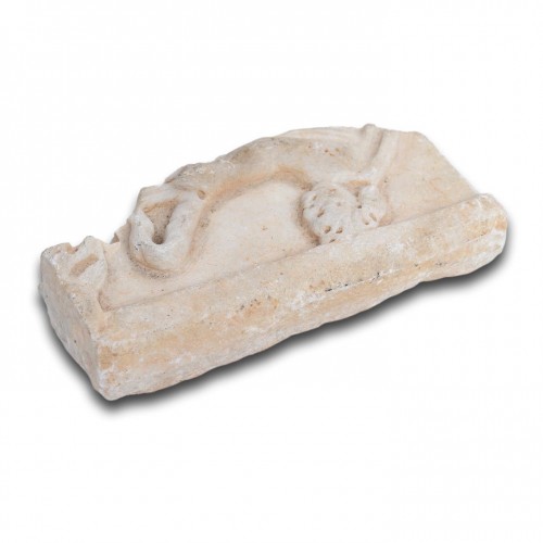 Archéologie  - Fragment de sarcophage Romain en marbre avec la tête d'Eros,   2e - 3e siècle aprè