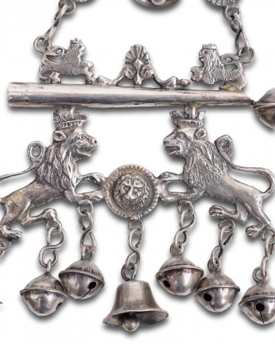 Antiquités - Sifflet en argent avec des lions et des cloches - Espagne, poinçons de Madrid, XVIIIe