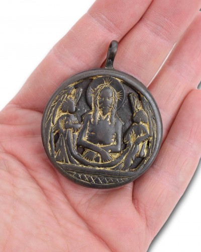 Pendentif reliquaire dévotionnel double face en cuivre doré, Allemagne XVe siècle - Matthew Holder