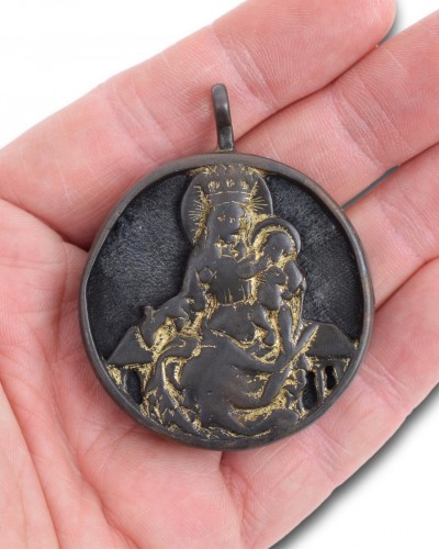 Antiquités - Pendentif reliquaire dévotionnel double face en cuivre doré, Allemagne XVe siècle