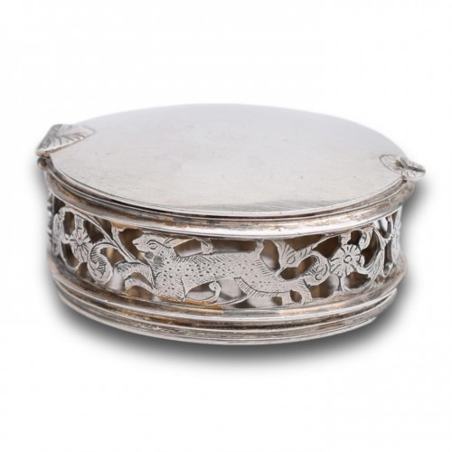 Pierced silver scent container - Probably England, 17th century - Objects of Vertu Style 