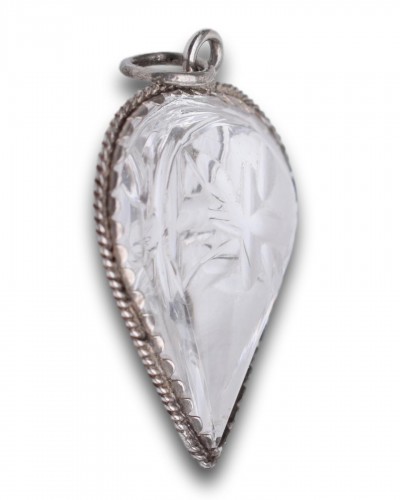  - Amulette en cristal de roche montée sur argent en forme de cœur, Allemagne XVIIIe siè