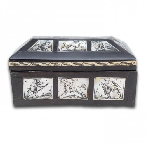 Coffret noirci avec os gravé et nacre, Italie du Nord XVIIe siècle - Objets de Vitrine Style 