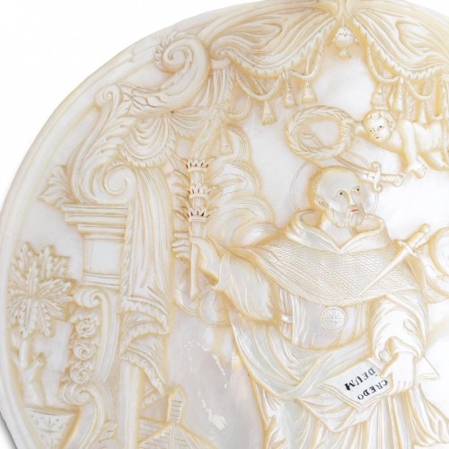 Mother of pearl shell carved with Saint Peter - 