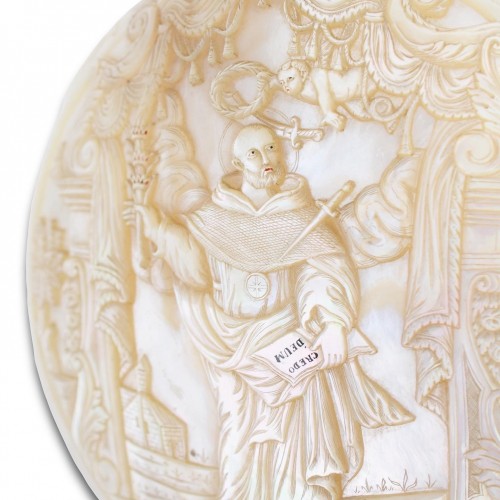 18th century - Mother of pearl shell carved with Saint Peter