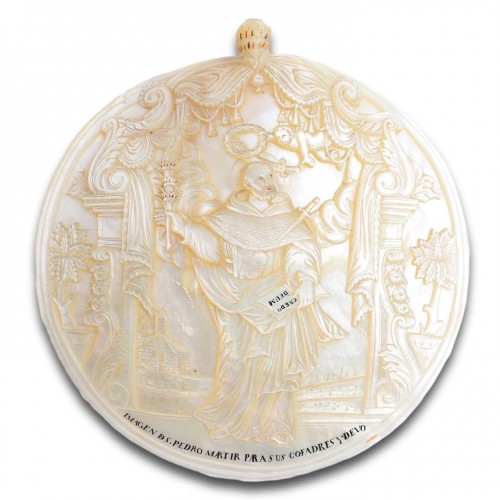 Mother of pearl shell carved with Saint Peter - 